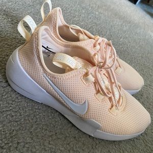 Women’s Nike Shoes Like New limited edition!